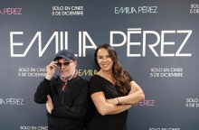 Ο Γάλλος σκηνοθέτης Jacques Audiard (L) και η Ισπανίδα ηθοποιός Karla Sofia Gascon (R) ποζάρουν κατά τη διάρκεια της παρουσίασης της ταινίας «Emilia Perez»