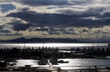 Σύννεφα πάνω από λιμάνι