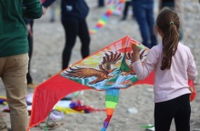 Παιδί με χαρταετό στην παραλία