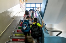 Μαθητές ανεβαίνουν τα σκαλιά σχολείου