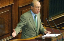 Ο Κώστας Σημίτης στο βήμα της Βουλής