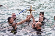 Πολίτες έπεσαν στη θάλασσα για να πιάσουν τον Σταυρό κατά τον αγιασμό των υδάτων