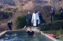 Θεοφάνεια στη Νάξο: Νεαρός βούτηξε σε στέρνα για να πιάσει τον Σταυρό