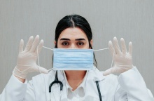 Γιατρός κρατά μάσκα