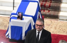 Κηδεία Κώστα Σημίτη: Ο φρουρός του, Θανάσης Φιλιππόπουλος, δίπλα στο φέρετρο