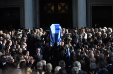 Το τελευταίο αντίο στον Κώστα Σημίτη - Η πομπή κατευθύνεται στο Α' Νεκροταφείο