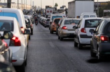 Αυτοκίνητα κολλημένα στην κίνηση