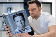 Ο Στέφανος Κασσελάκης προμοτάρει το βιβλίο του 