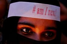 Γυναίκα στην Ινδία καταγγέλλει βιασμούς από 64 άνδρες - Η αστυνομία συνέλαβε 28 άτομα μέχρι στιγμής - Η κακοποίηση ξεκίνησε από τα 13 της. 