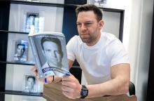 Ο Στέφανος Κασσελάκης εξηγεί γιατί έγραψε στο βιβλίο του για τη χρήση κοκαΐνης