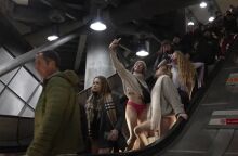 «No Τrousers Tube Day»: Γυναίκες και άντρες μόνο με τα εσώρουχά τους στο μετρό του Λονδίνου