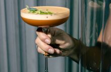 Naked: το all day bar στην πλατεία Αγίας Ειρήνης που καλλιεργεί τα δικά του microgreens