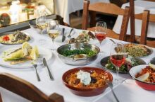 Το οινορεστοράν Καπάνι μόλις άνοιξε στο Μεταξουργείο και έχει όλο το πακέτο για να σου κλέψει την καρδιά