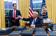 Ο Ντόναλντ Τραμπ υπογραφει διαταγματα