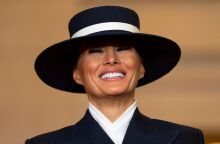 Μελάνια Τραμπ: Ένα ναυτικό παλτό κατά παραγγελία από τον Adam Lippes και ένα ασορτί καπέλο από τον Eric Javits τράβηξαν την προσοχή για το υψηλό τους κόστος