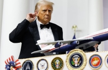 Ντόναλντ Τραμπ: Η διεθνής της απολυταρχίας αντεπιτίθεται