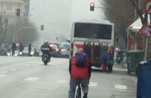 Νεαροί στη Θεσσαλονίκη κρεμάστηκαν από αστικό λεωφορείο ρισκάροντας τη ζωή τους - Τι είπε ο πρόεδρος εργαζομένων του ΟΑΣΘ για το περιστατικό