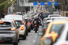 Αυτοκίνητα κολλημένα στην κίνηση και ένα μηχανάκι που περνά ανάμεσά τους