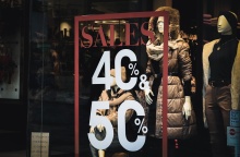 Βιτρίνα με ταμπέλα για εκπτώσεις