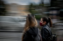 Γυναίκα με μάσκα