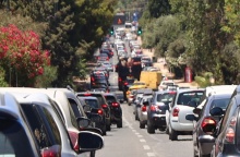 Αυτοκίνητα κολλημένα στην κίνηση