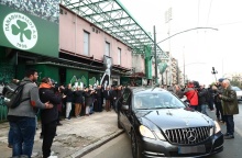 Το φέρετρο του Μίμη Δομάζου στη Λεωφόρο