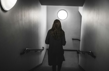 Γυναίκα με πλάτη στον φακό κατεβαίνει τις σκάλες