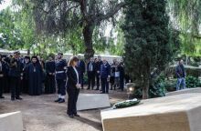 Η Πρόεδρος της Δημοκρατίας Κατερίνα Σακελλαροπούλου κατέθεσε στεφάνι στο Μνημείο Ολοκαυτώματος στο Θησείο - Με αφορμή την Ημέρα Μνήμης 