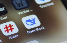 Η εφαρμογή DeepSeek στα κινητά 