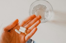 Χέρι κρατά χάπια