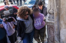 Η μητέρα του 3 ετών αγοριού που νοσηλεύεται στη ΜΕΘ του ΠΑΓΝΗ μετά την άγρια κακοποίησή του