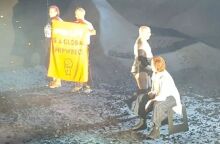 Παράσταση με πρωταγωνίστρια τη Σιγκούρνι Γουίβερ διέκοψαν ακτιβιστές της Just Stop Oil - Το βίντεο που μοιράστηκαν στα social media