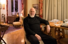 Διονύσης Σαββόπουλος: Διαβάζοντας το βιβλίο του «Γιατί τα χρόνια τρέχουν χύμα» που κυκλοφόρησε από τις εκδόσεις Πατάκη.