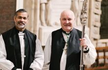 Ο επίσκοπος του Λίβερπουλ Τζον Περούμπαλαθ (αριστερά) και ο προσωρινός επικεφαλής της Εκκλησίας της Αγγλίας Στίβεν Κοτρέλ © X/Channel 4)