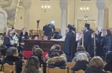 Εικόνα από το λαϊκό προσκύνημα για τον Αρχιεπίσκοπο Αλβανίας Αναστάσιο