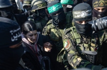 Οργή στο Ισραήλ για τις εικόνες χάους κατά την απελευθέρωση ομήρων στη Χαν Γιουνίς  