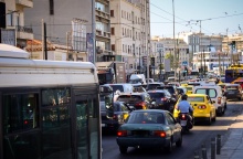 Αυτοκίνητα κολλημένα στην κίνηση