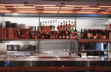 Βουλκανιζατέρ: Η ‘90s nostalgia γίνεται ήχος και γεύση στο πιο hot listening bar-εστιατόριο της πόλης