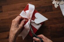 Ποιοι γιορτάζουν σήμερα 1 Φεβρουαρίου; Το εορτολόγιο της Athens Voice σου τους θυμίζει. Μην ξεχάσεις να τους δώσεις τις καλύτερες ευχές σου!