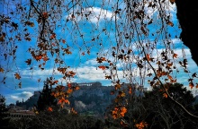 Καλός καιρός με λίγα σύννεφα στον ουρανό