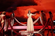 Η τραγουδίστρια Κλαυδία στη σκηνή του εθνικού ελληνικού τελικού της Eurovision 2025