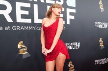 Τελικά τι μήνυμα ήθελε να περάσει με το φόρεμά της η Τέιλορ Σουίφτ - Οι φαν της σταρ βρήκαν το νόημα πίσω από την ενδυματολογική της επιλογή στα Grammy