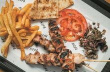 Κάψα: Χειροποίητα σουβλάκια από τον Χριστόφορο Πέσκια