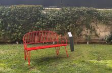 Ιταλική Πρεσβεία: Εγκαινιάστηκε στους κήπους της πρεσβευτικής κατοικίας το Κόκκινο Παγκάκι, σύμβολο της καταπολέμησης της έμφυλης βίας.