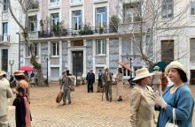 Εικόνες από την Αρεοπαγίτου που έγινε χωματόδρομος για τα γυρίσματα σειράς εποχής 