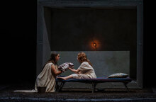 ΜΑΜΙ: Ο Μάριο Μπανούσι θέτει τη μητέρα στο επίκεντρο