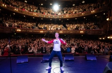 Ράσελ Χάουαρντ: Βρίσκω αστεία για να φωτίσω σκοτεινές πτυχές 