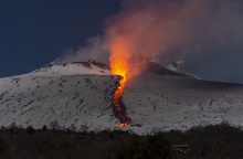 Αίτνα: Μοναδικές εικόνες από τη λάβα να ρέει πάνω στο χιόνια 