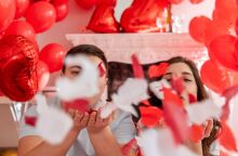 Ιταλία: Η ημέρα του Αγίου Βαλεντίνου «αξίζει» 900 εκατομμύρια ευρώ, σύμφωνα με έρευνα - Πώς επιλέγουν να γιορτάσουν οι ερωτευμένοι. 