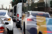 Λεωφορείο και άλλα αυτοκίνητα εν κινήσει